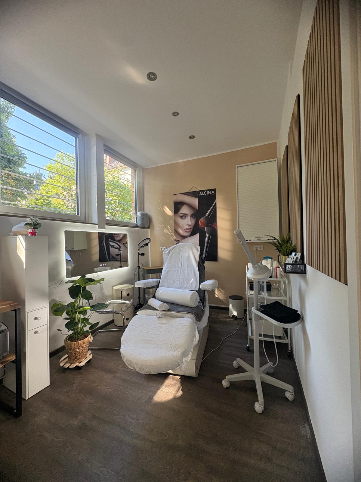 Behandlungsraum im SchönZeit Beauty Inn mit ALCINA-Ausstattung